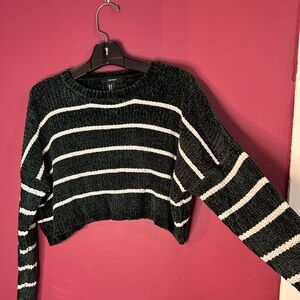 Dark green and white striped cropped sweater 
Forever 21 - size M